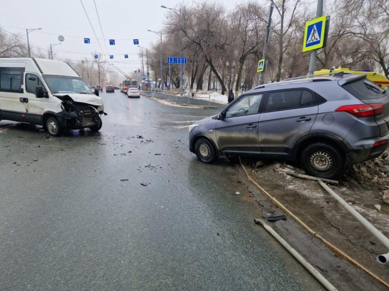 В центре Самары произошла авария с автобусом