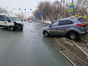 В центре Самары произошла авария с автобусом.