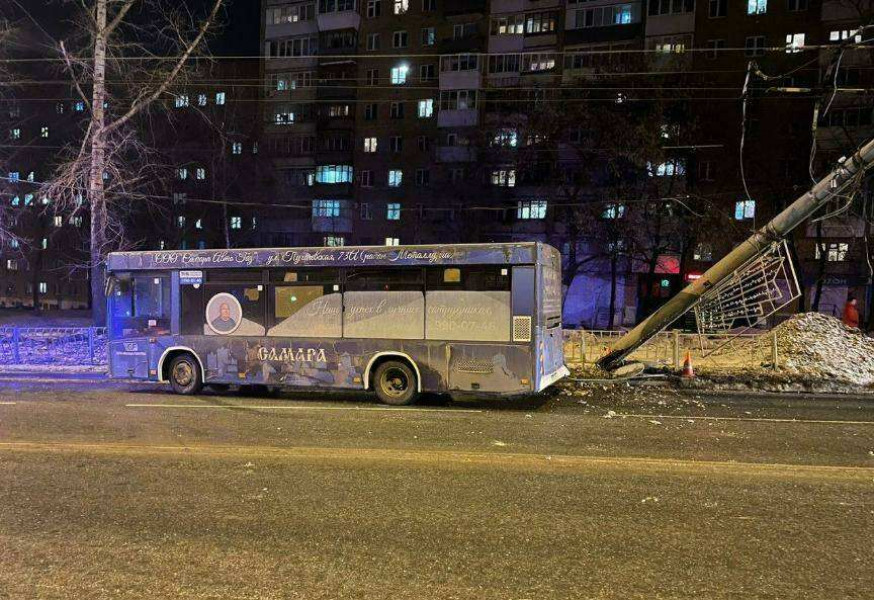 В Самаре на улице Стара-Загора троллейбус с 30 пассажирами влетел в столб, есть пострадавшие