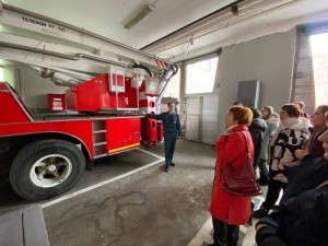 Гостям продемонстрировали пожарные автомобили, снаряжение и боевую одежду пожарных, провеил их в диспетчерскую и другие служебные помещения части.