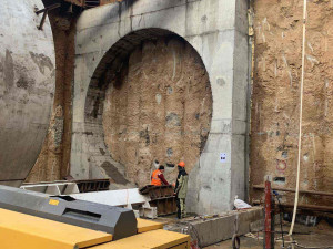 На сегодняшний день на стройплощадке в исторической части города продолжаются монтаж, сварка и сболчивание тоннелепроходческого комплекса.