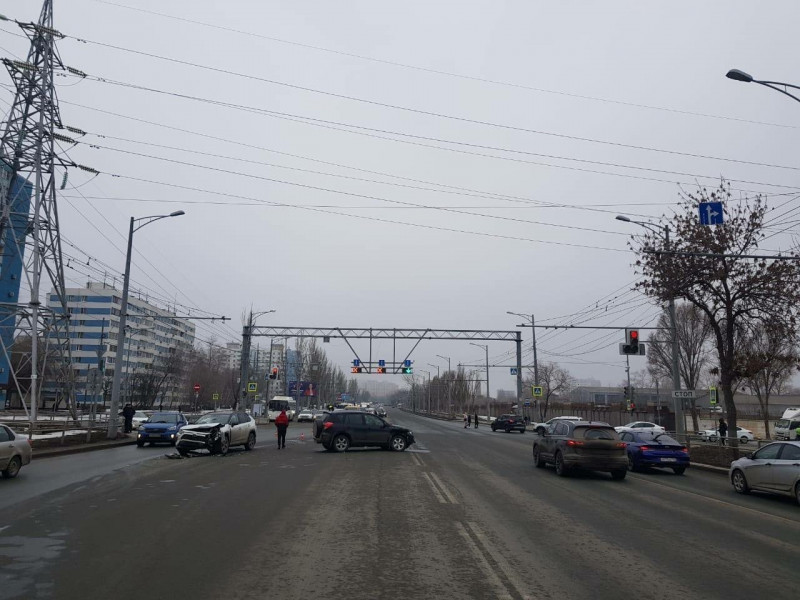 ДТП на Московском шоссе в Самаре: столкнулись две иномарки