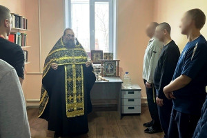 Протоиерей Сергий Козлов, являющийся настоятелем храма в честь иконы Божией Матери "Одигитрия", совершил обряд освящения помещения молельной комнаты.