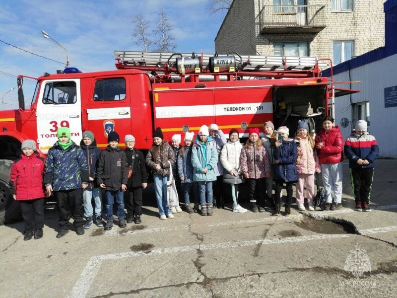 На каникулах школьники Тольятти побывали на экскурсиях в пожарно-спасательных частях