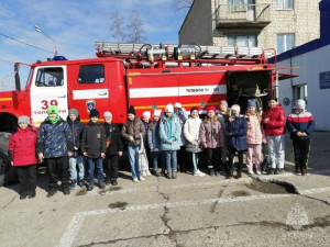 Школьникам продемонстрировали оснащение машин, спецодежду, пожарные рукава, аварийно-спасательное оборудование, необходимое в работе пожарных.
