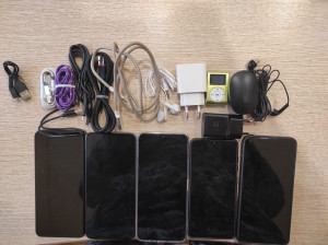 Это пять сотовых телефонов, два зарядных блока, шесть USB проводов, один MP-3плеер, одна SIM карта, две гарнитуры для сотового телефона и одни беспроводные наушники.