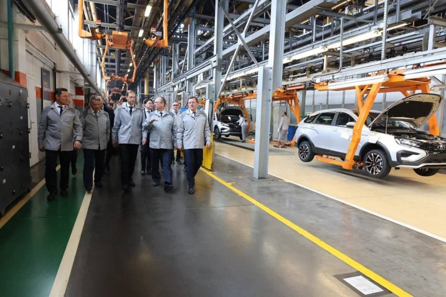 Lada Vesta и новые Largus: Владимир Путин и Дмитрий Азаров обсудили производственную программу автозавода