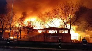 В Турции тушат крупный пожар на парфюмерной фабрике