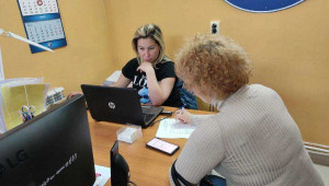 На встречах с жителями сотрудники многофункционального центра помогают гражданам с предоставлением услуг по регистрации, подтверждению, восстановлению учетной записи на «Госуслугах». 