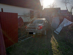 В Тольятти автомобиль врезался в забор, пострадали две женщины