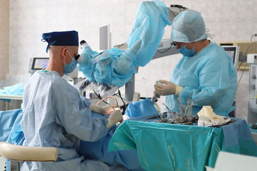 Самарские врачи-отоларингологи провели сложную операцию юному пациенту из Казахстана