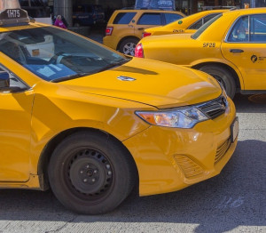 Агрегаторы такси предлагают штрафовать за сотрудничество с водителями-нелегалами