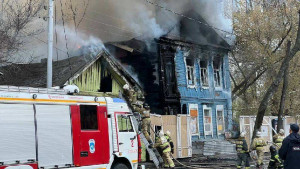 Сначала загорелось расселенное двухэтажное здание, потом пламя перекинулось на одноэтажный жилой дом.