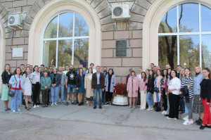 Артисты Государственного академического Волжского русского народного хора возложили цветы к мемориальной доске основателя коллектива.