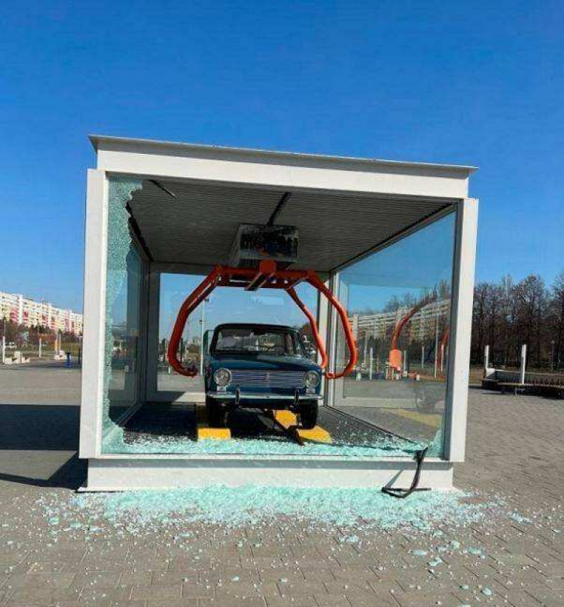 Поймали вандала, повредившего памятник первому вазовскому автомобилю в Тольятти