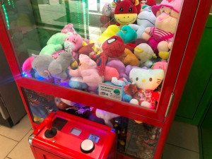 Житель Сызрани не стал бороться за приз с автоматом игрушек, а просто украл деньги