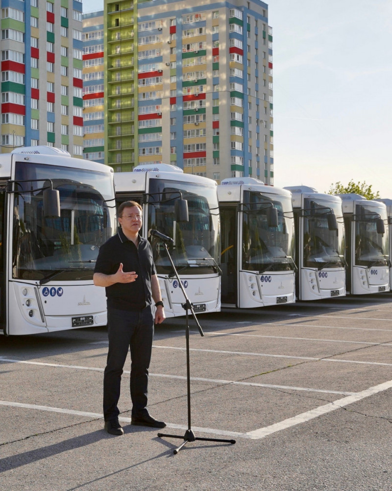 Губернатор Дмитрий Азаров передал пассажирским предприятиям Тольятти ключи от новых автобусов