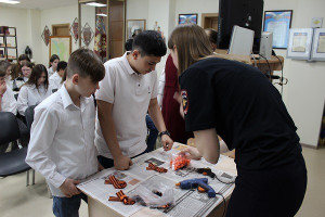Полицейские провели для детей мастер-класс по изготовлению Георгиевской ленты
