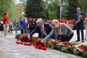 В Парке Победы власти Самары возложили цветы к Вечному огню