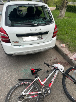 В Тольятти велосипедистка врезалась в стоящую машину