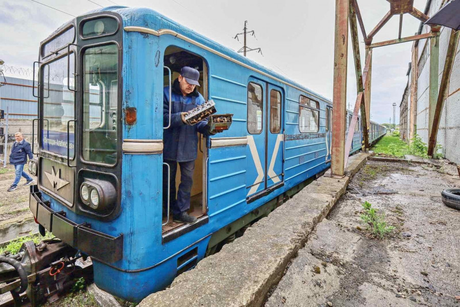 Для капремонта в заводских условиях из Самары в Санкт-Петербург отправили 6 вагонов метро