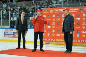 В знак признательности за проведенную работу Владислав Третьяк вручил губернатору  почетный знак "За верность хоккею". 