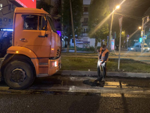 Укладка асфальтобетона на автодороге по улице Мичурина стартовала в ночь на воскресенье, 14 мая.