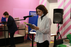 Участники читают вслух без подготовки выбранные организаторами отрывки из книг русской и зарубежной прозы, поэзии.