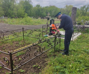 Самарец заранее загородил участок на кладбище