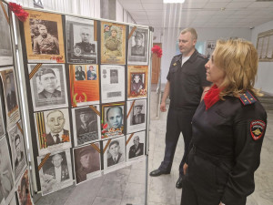 В Управлении МВД России по городу Тольятти проходит фотовыставка «Заменим Вас в строю!»