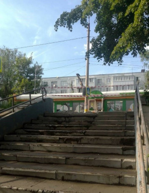 Жители Красноглинского района попросили в соцсетях отремонтировать лестницу по пути в стационар 7-ой городской больницы. 