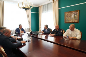 Основным вопросом обсуждения стала подготовка к несению воинской службы на базе регионального отделения ДОСААФ России Самарской области и его развитие.  