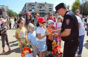 В Самарской области полицейские и общественники поздравили ребят с Международным днем защиты детей