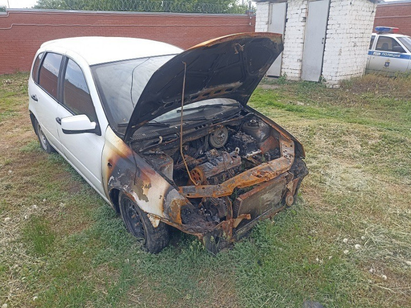 Житель Самарской области поругался с приятелем и поджег его машину