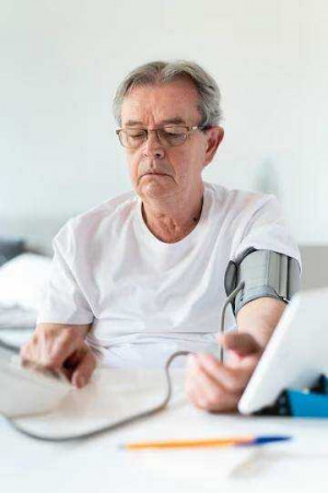 Проект по реабилитации после инсульта людей пожилого возраста подразумевает комплексную работу целого ряда специалистов.