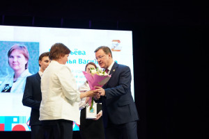 7 июня, работая в Тольятти, губернатор Дмитрий Азаров поздравил социальных работников с предстоящим профессиональным праздником.