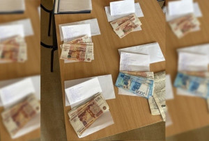 Общая сумма взятки составила 225 000 рублей, что является крупным размером.