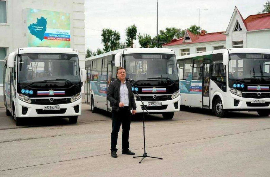 Губернатор Дмитрий Азаров передал землякам новые пассажирские автобусы