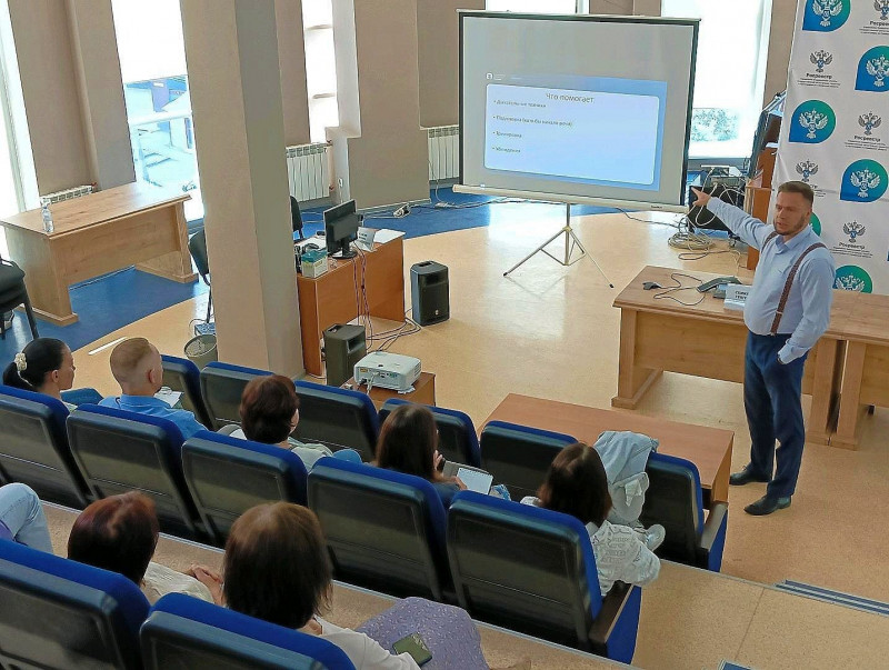 Российское общество «Знание» провело лекции в Самарском Росреестре