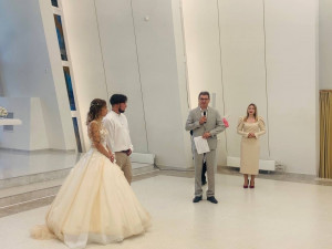 Во Дворце бракосочетания Самары сертификат молодой паре сегодня вручил министр здравоохранения региона Армен Бенян.