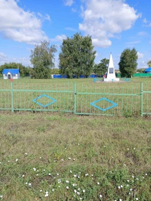 По поручению Дмитрия Азарова в селе Верхняя Орлянка приведена в порядок территория возле памятника погибшим на фронте