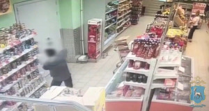 Самарец украл  в магазине 16 банок с тушенкой
