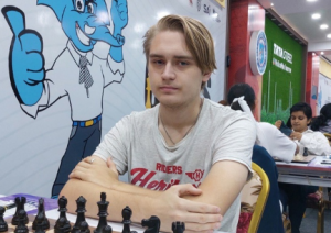 Первую награду спортсмен выиграл в дисциплине «классические шахматы», набрав семь очков в девяти турах.