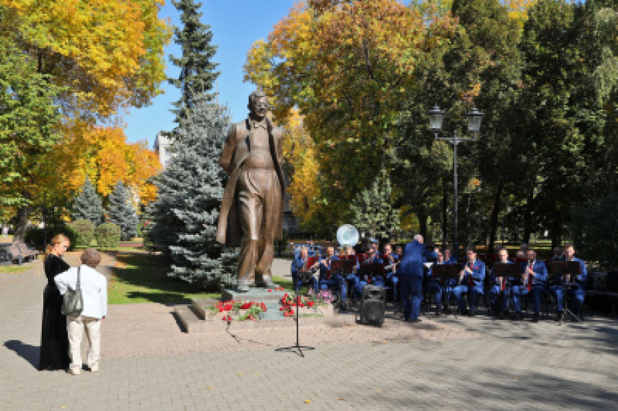 К 117-летию Дмитрия Шостаковича в Самаре возложили цветы к памятнику композитора 