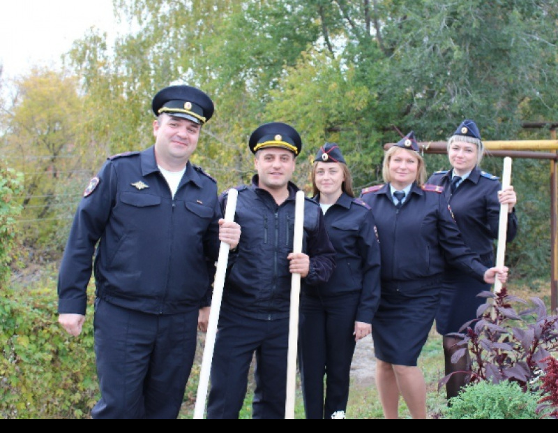 Полицейские и общественники высадили молодые деревья в Самарской области