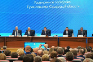 Дмитрий Азаров провел расширенное заседание Правительства Самарской области.