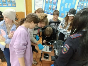 Полицейские и общественники Самарской области познакомили школьников с работой полицейского