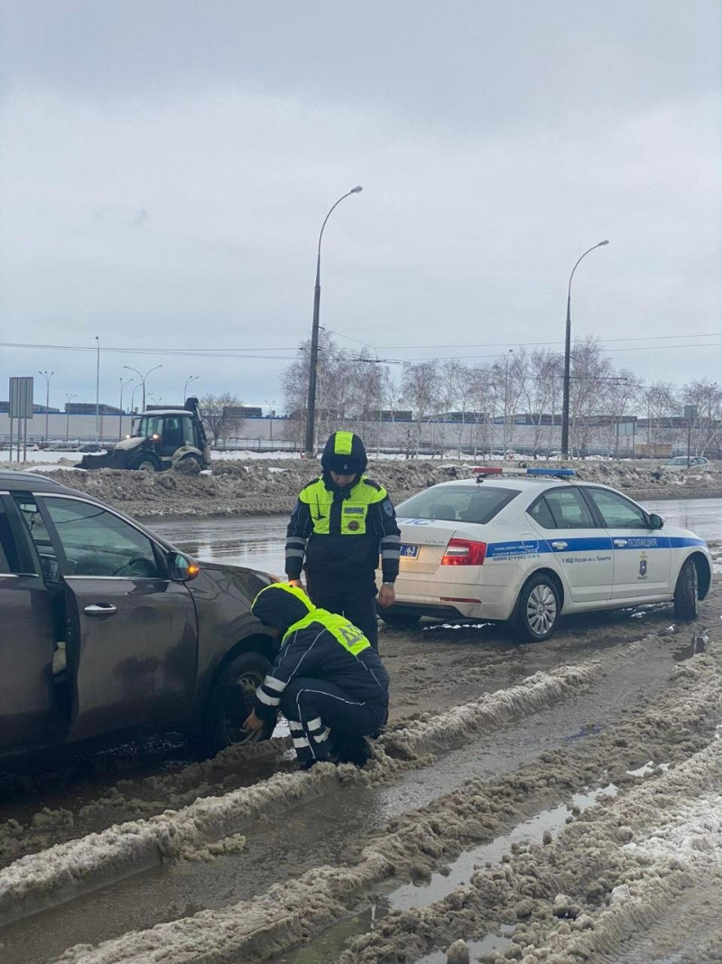 В Тольятти сотрудники полиции помогли автомобилистке выбраться из снежного плена
