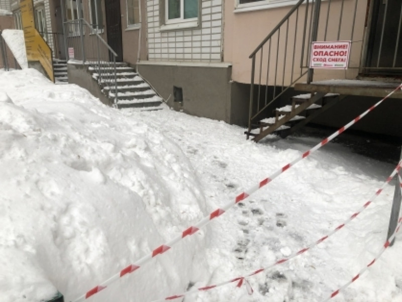 В Тольятти на голову  девушке свалился лёд с крыши одного из домов