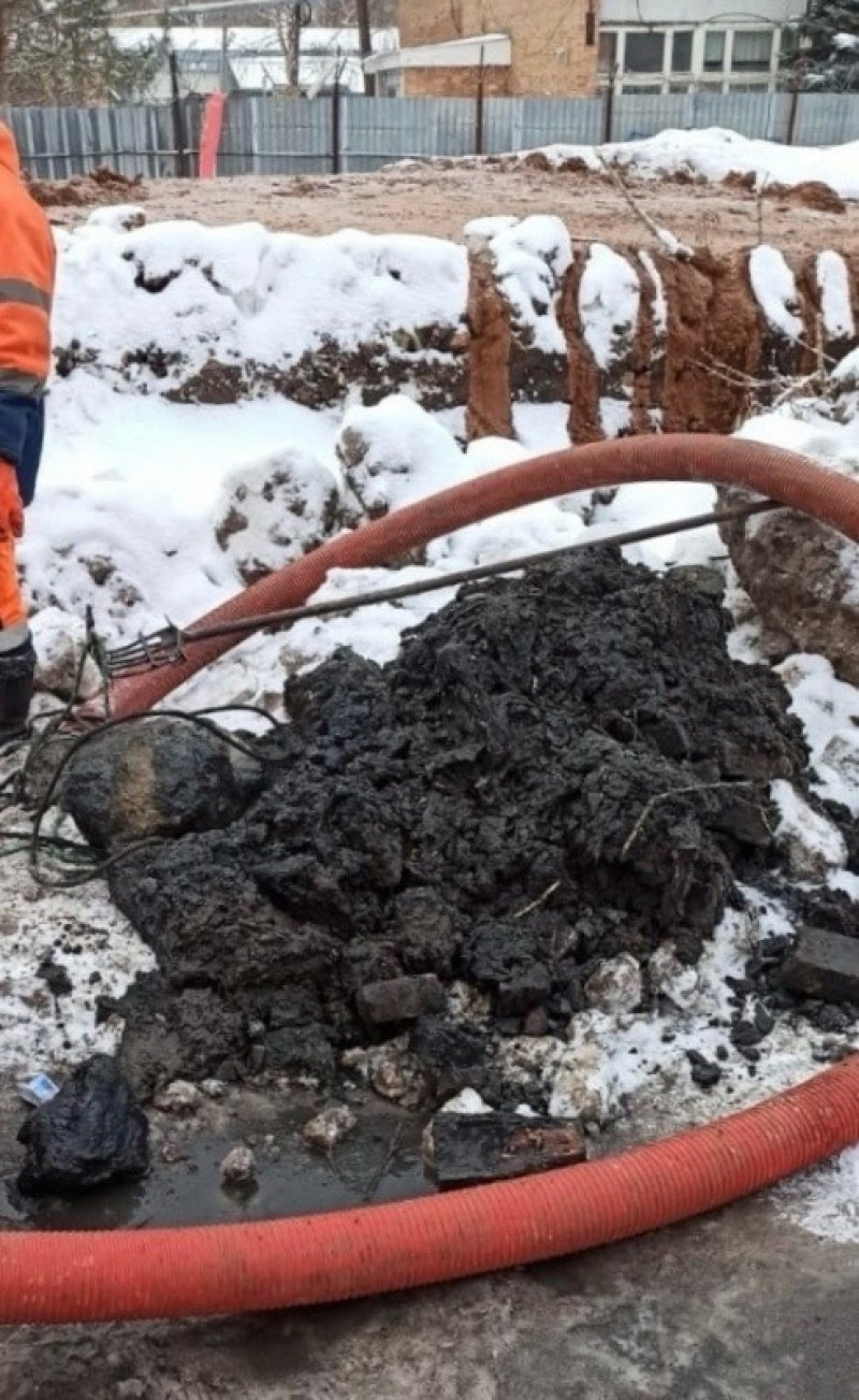 При дорожных работах на Московском шоссе в Самаре два канализационных колодца засыпало кирпичами